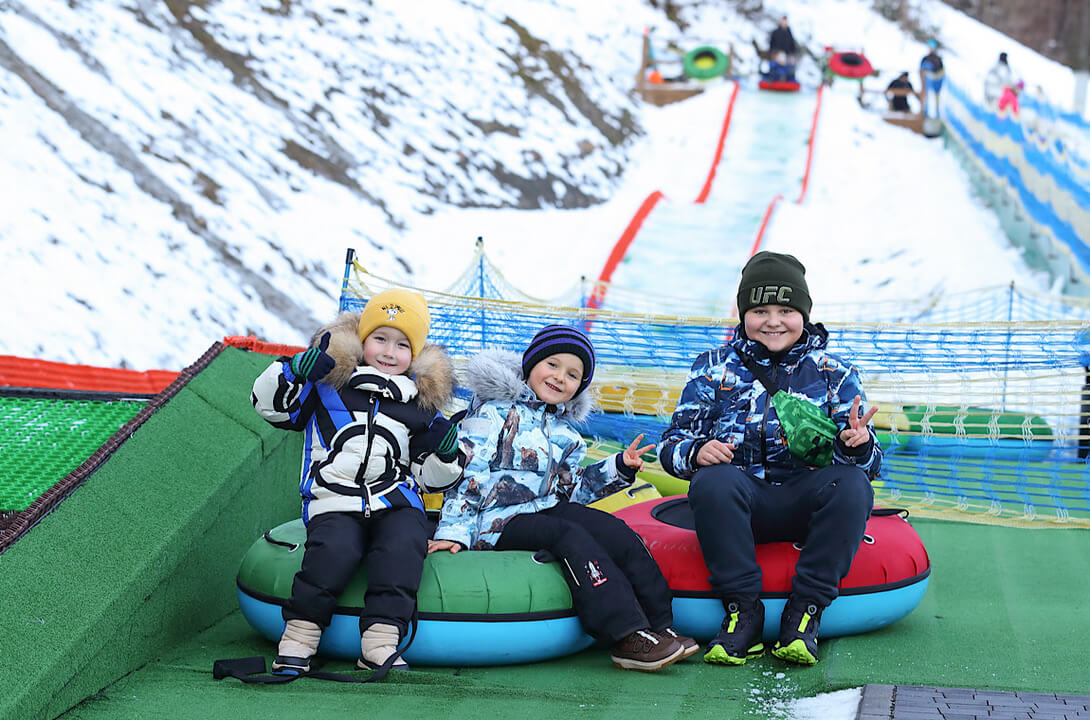 Зображення катання на тюбінгу